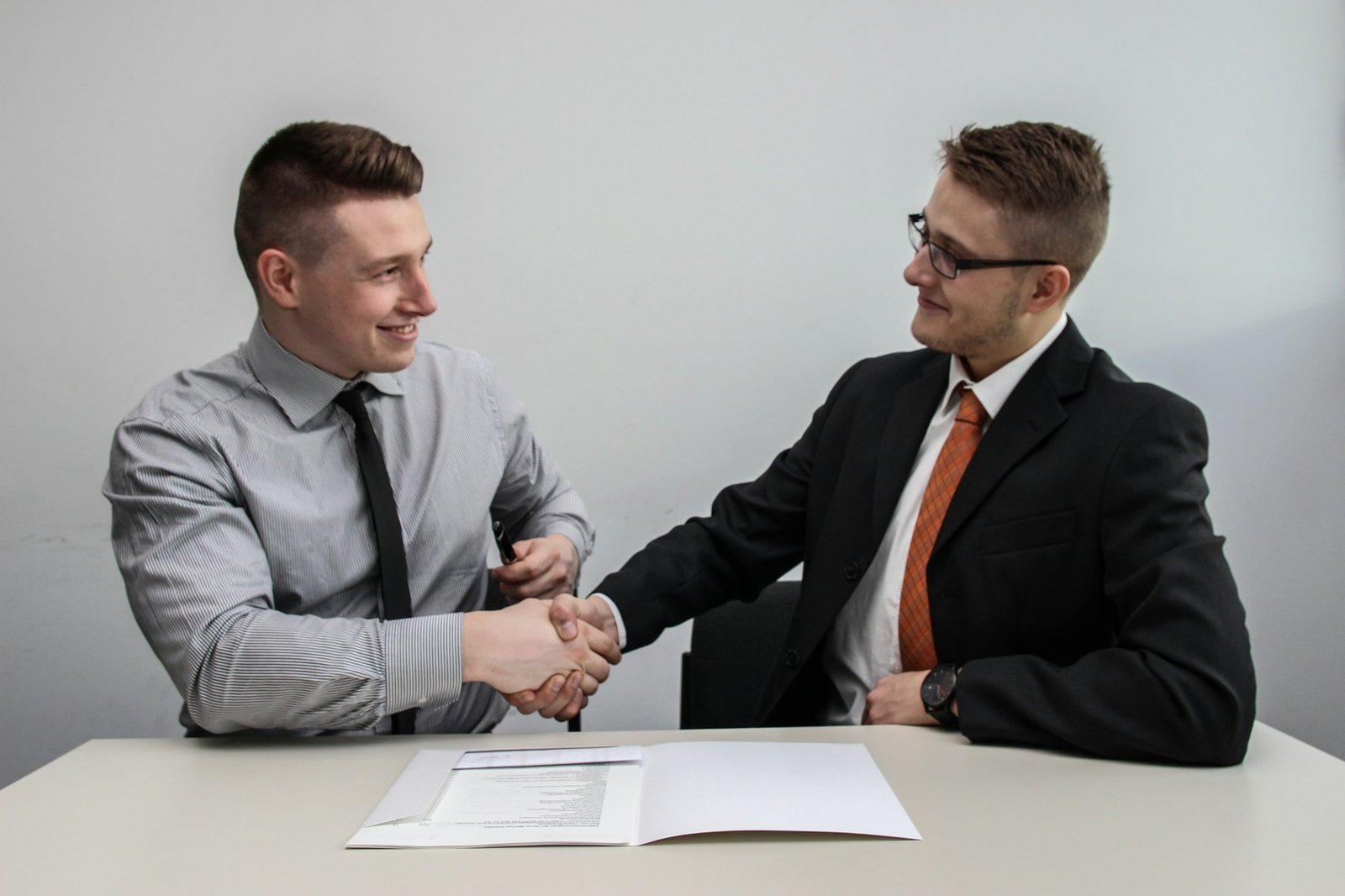 Courtier en assurance ou souscription en direct : pourquoi le courtage change tout