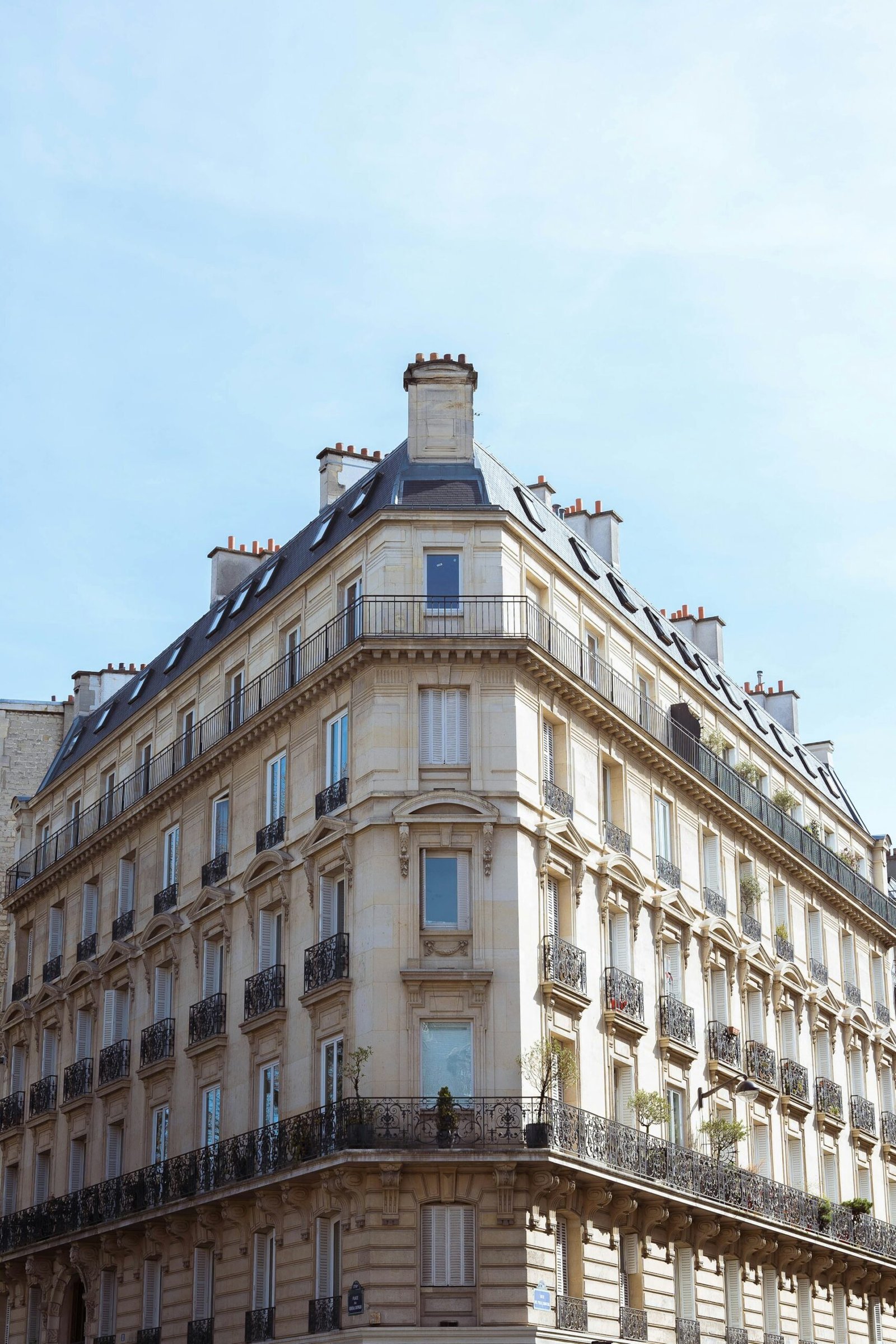 Immeuble en pierre blanche sous un ciel bleu