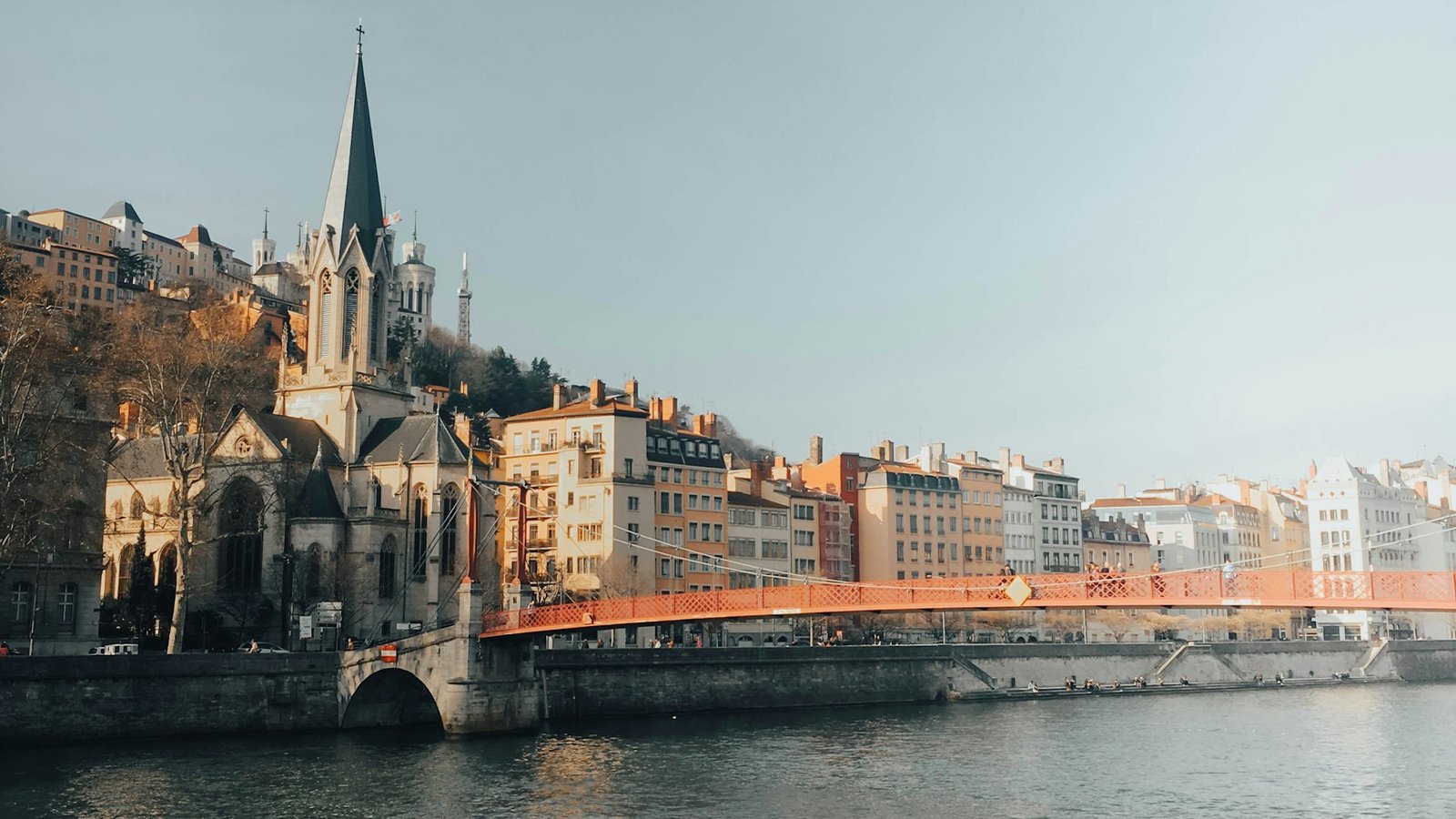 Lyon, la passerelle Saint-Georges et la colline de Fourvière
