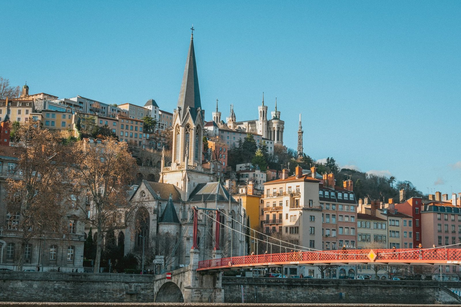 Église Saint-Georges et basilique de Fourvière au bord de la Saône