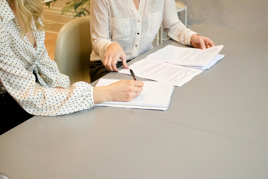 Signature d'un contrat accompagnée par une conseillère