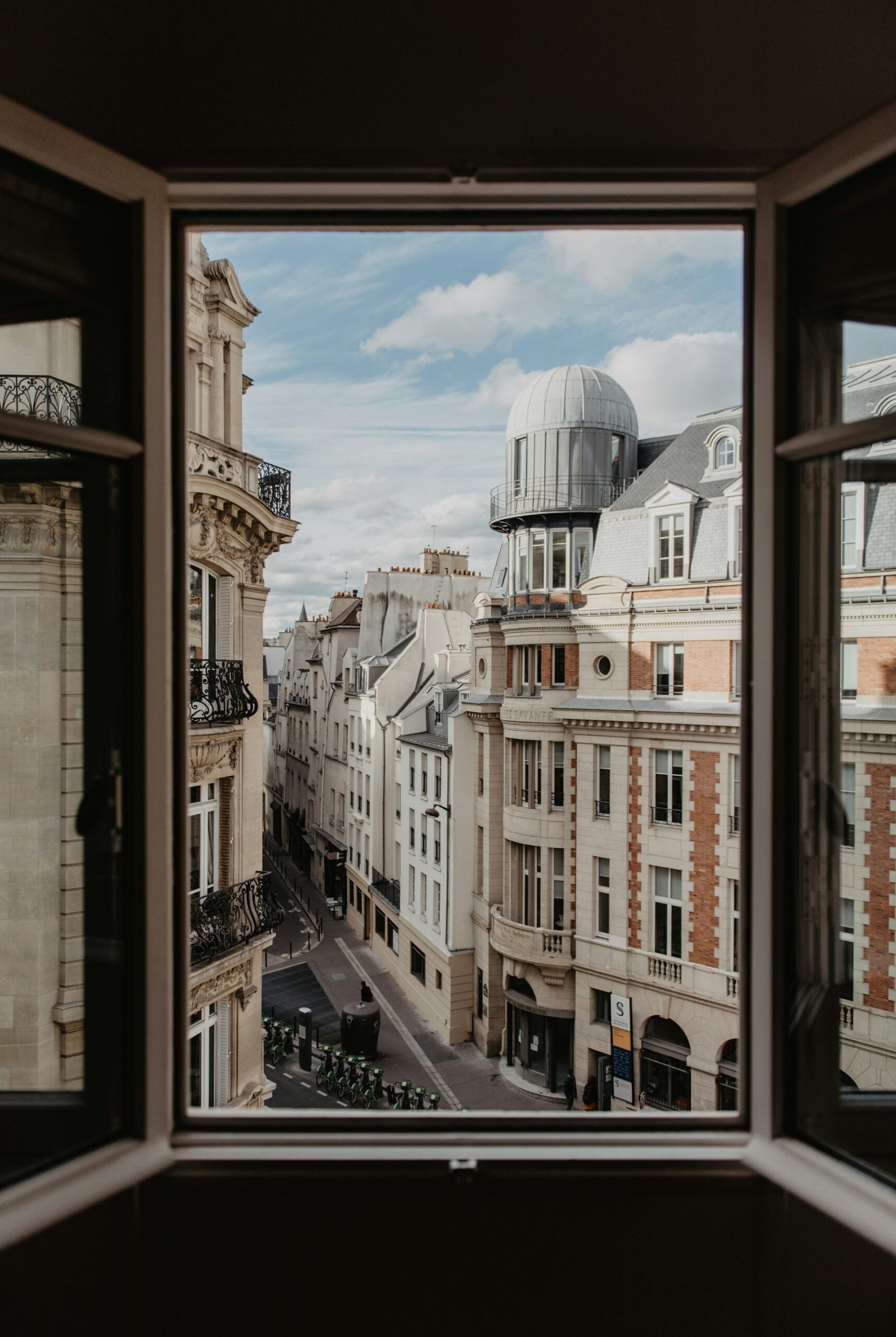Vue depuis la fenêtre sur des immeubles haussmanniens